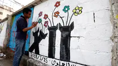 Seorang seniman melukis grafiti pada dinding di Ibu Kota Sanaa, Yaman, Kamis (15/3). Kampanye ini untuk mendukung perdamaian di negara yang terkena dampak perang. (Mohammed HUWAIS/AFP)
