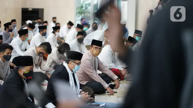 FOTO: Gubernur dan Wakil Gubernur DKI Jakarta Salat Idul Adha di Masjid Balai Kota