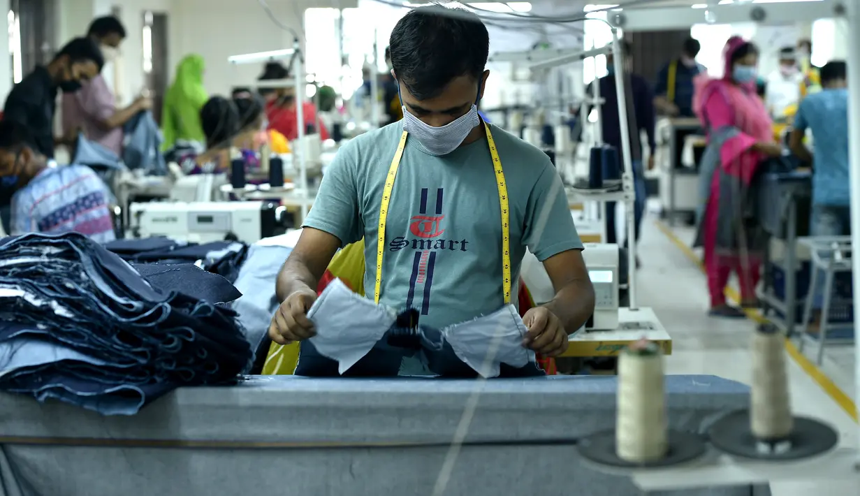 Aktivitas pekerja di pabrik garmen di Dhaka, Bangladesh (12/8/2020). Dari total pendapatan tersebut, data Biro Promosi Ekspor menunjukkan bahwa pendapatan Bangladesh dari produk garmen siap pakai, termasuk rajut dan tenun, mencapai 3,24 miliar dolar AS (1 dolar AS = Rp14.777). (Xinhua)