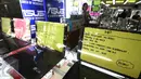 Barang elektronik seperti laptop tertata rapi di pusat barang elektronik di Mangga Dua, Jakarta, Minggu (12/6). Badan Pusat Statistik adanya peningkatan pembelian barang tahan lama seperti elektronik. (Liputan6.com/Angga Yuniar)