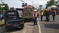 Satlantas Polres Bogor dan Dishub mengecek kondisi mesin, ban, dan lampu hingga mengukur tonase. (Liputan6.com/Achmad Sudarno)