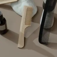 Setiap jenis rambut membutuhkan jenis sisir yang berbeda. Memilih sisir sesuai kebutuhan dapat membantu menjaga kesehatan rambut sehari-hari. (Foto/Dok: Pexels)