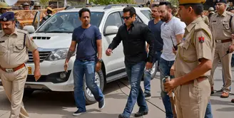 Salman Khan baru saja dibebaskan setelah dua hari di Penjara Jodhpur. Seperti diketahui, aktor ternama Bollywood itu divonis lima tahun penjara karena membunuh dua ekor blackbuck pada tahun 1998. (AP/Sunil Verma)