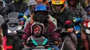 Ribuan orang melakukan perjalanan mudik ke kampung halaman dengan menggunakan berbagai alat transportasi. (Liputan6.com/Angga Yuniar)