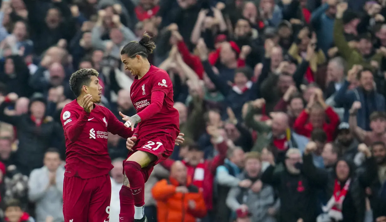 Selebrasi striker Liverpool, Roberto Firmino (kiri) bersama rekannya Darwin Nunez setelah mencetak gol penyeimbang 2-2 ke gawang Arsenal pada laga lanjutan pekan ke-30 Liga Inggris 2022/2023 di Anfield Stadium, Liverpool, Minggu (9/4/2023) malam WIB. (AP Photo/Jon Super)