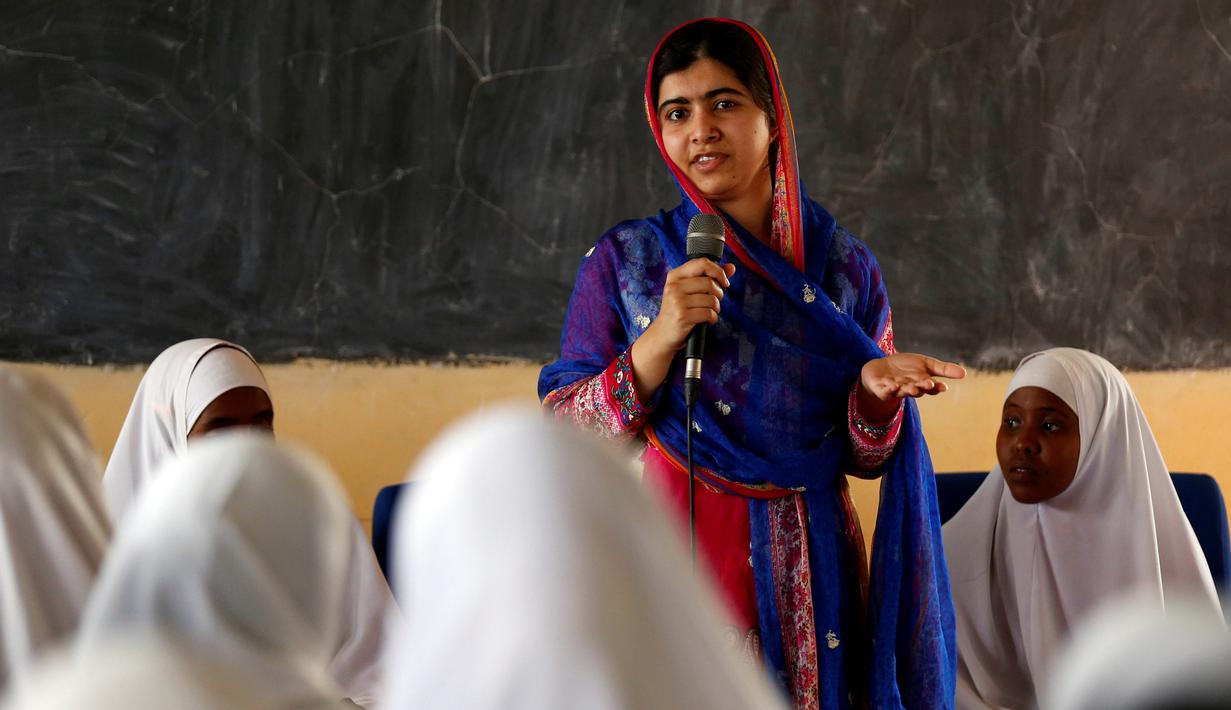 Penerima Nobel Perdamaian, Malala Yousafzai berbicara dengan sejumlah siswa di sekolah menengah Nasib saat kunjungannya di kamp pengungsian Dadaab, dekat perbatasan antara Kenya-Somalia, (12/7). (REUTERS/Thomas Mukoya)