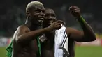 Gelandang Manchester United Paul Pogba (kiri) dan bek Saint-Etienne Florentin Pogba bertemu pada Liga Europa, di Stade Geoffroy-Guichard, Rabu (22/2). Pogba bersaudara saling bertukar jersey usai MU menang 1-0 atas Saint-Etienne. (PHILIPPE DESMAZES/AFP)