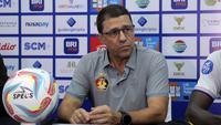 Pelatih Persik Kediri, Marcelo Rospide, saat menghadiri konferensi pers setelah laga&nbsp;pekan keempat BRI Liga 1 2023/2024&nbsp;antara Dewa United melawan Persik Kediri yang berlangsung di Stadion Indomilk Arena, Tangerang, Jumat (21/7/2023). (Bola.com/Ikhwan Yanuar)