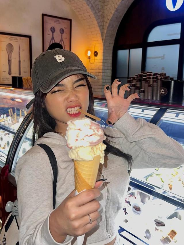 7 Potret Fuji An Liburan di Jogja, Coba Lewati Pohon Beringin Kembar di Alun-Alun