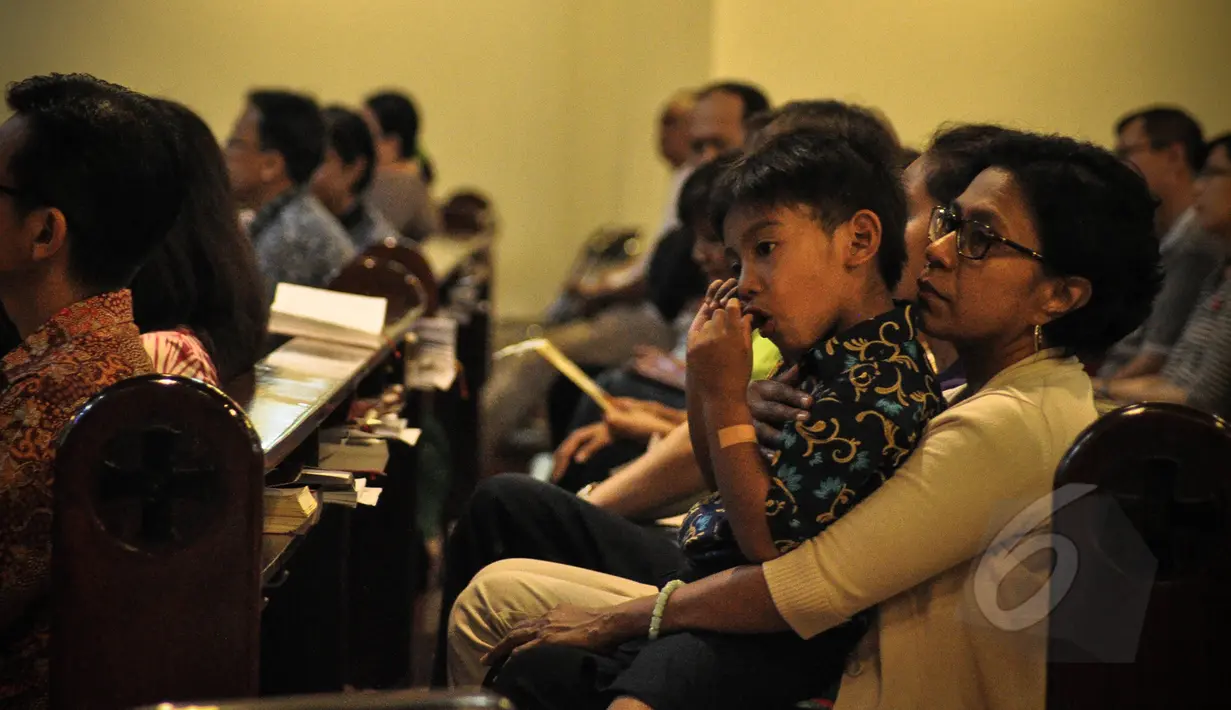 Anak berkebutuhan khusus atau penyandang difabel melakukan misa Paskah didampingi  keluarga di Gereja Santo Ignatius, Jakarta, Minggu (5/4). Misa hari ini diperuntukan bagi anak difabel agar menjalani ibadah dengan kushuk. (Liputan6.com/Faizal Fanani)