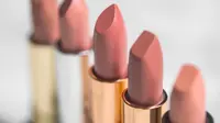 Tip Memilih Lipstick Sesuai Warna Kulit Bagi Penggemar Nude Lipstick / copyright shutterstock