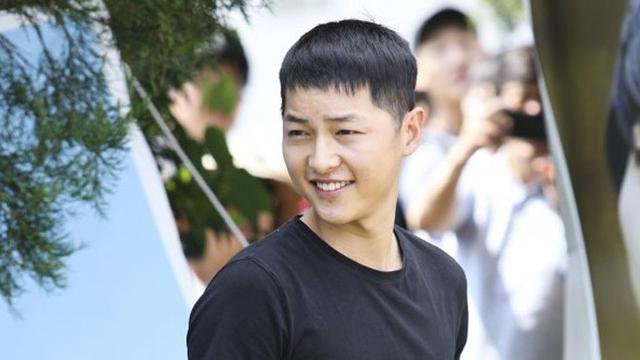 Masuk Wamil Song Joong Ki Dilepas Penggemarnya Showbiz