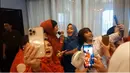 Penyanyi Nicky Astria tampak membawakan lagu Panggung Sandiwara berduet dengan Mama Rieta. Acara ulang tahun tujuh artis senior ini berlangsung meriah. [Instagram/rieta_amilia]