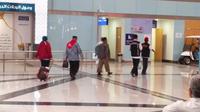 Ketiga jemaah haji Indonesia saat akan diperiksa di Bandara Amir Muhammad bin Abdul Aziz (AMAA) Madinah, Arab Saudi. (Liputan6.com/Muhammad Ali)
