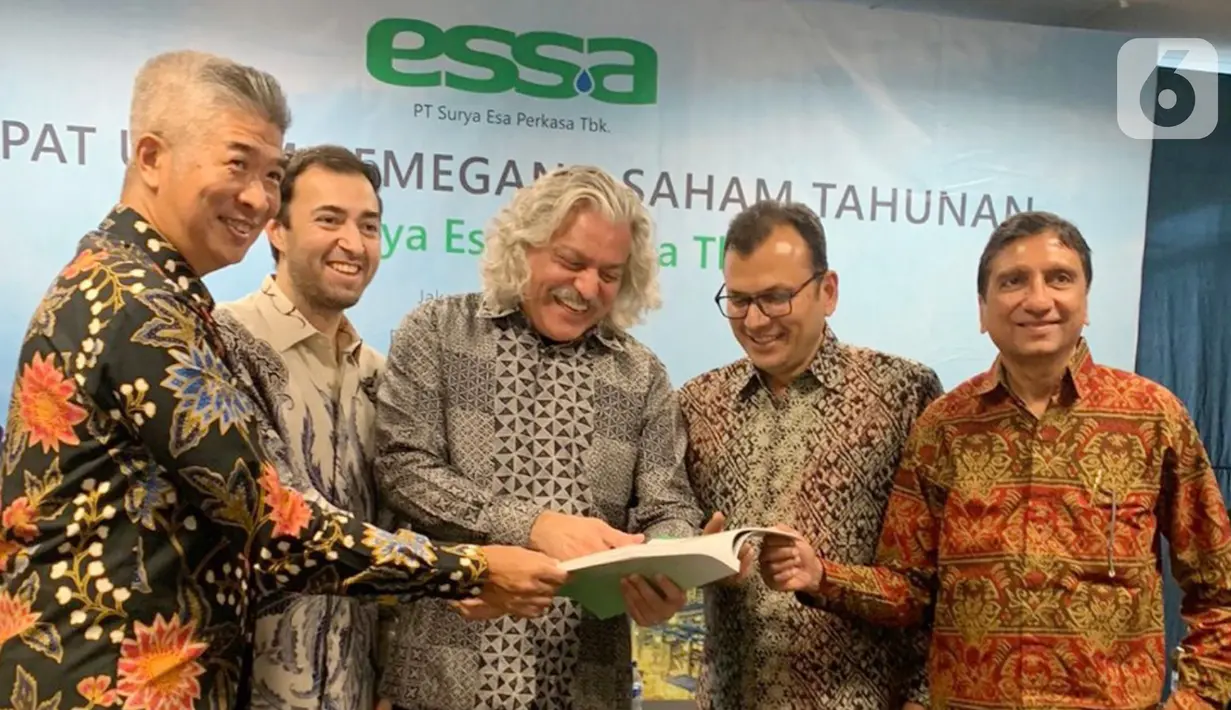 Komisaris PT Surya Esa Perkasa Tbk (ESSA) Rahul Puri (tengah) berbincang dengan jajaran direksi (dari ki-ka); Direktur Isenta Hioe, Wakil Presdir Kanishk Laroya, Direktur Mukesh Agrawal dan Direktur Prakash Bumb, usai Rapat Umum Pemegang Saham Tahunan (RUPST), di Jakarta, Selasa (7/6/2022). PT Surya Esa Perkasa Tbk (ESSA) akan membagikan dividen sebesar Rp78,3miliar yang diambil dari laba bersih yang diatribusikan kepada Perseroan pada 2021. (Liputan6.com/HO/Alwi)
