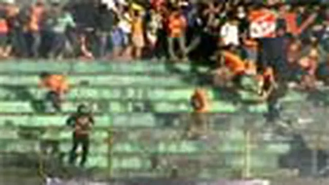 Suporter Persija dan Persipura Tawuran