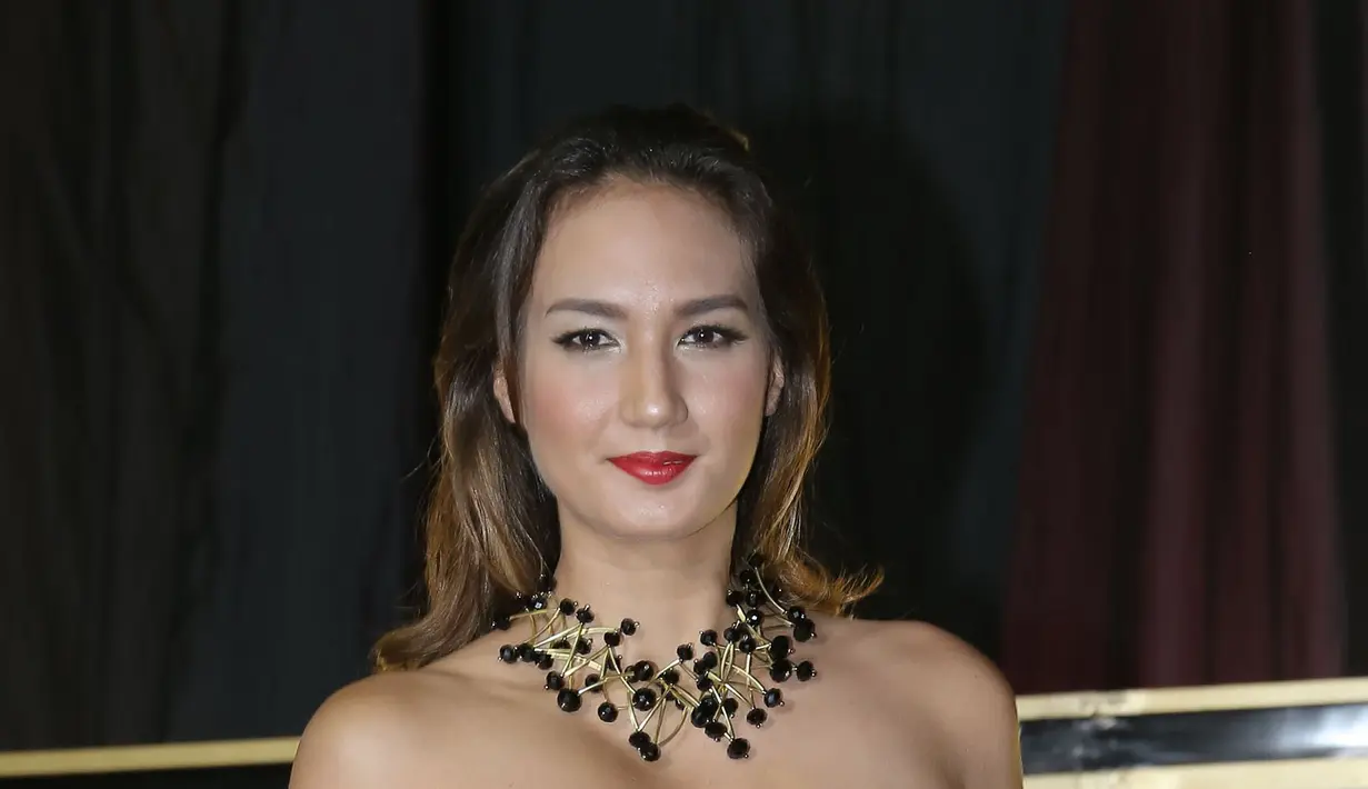 "Karena perempuan keperluannya banyak apalagi untuk keseharian, butuh pakaian dress aksesoris itu banyak banget. Jadi perempuan bisa menata day by daynya mau pakai apa itu uniknya perempuan," ujar pemeran film Danau Hitam itu.(Galih W. Satria/Bintang.com)