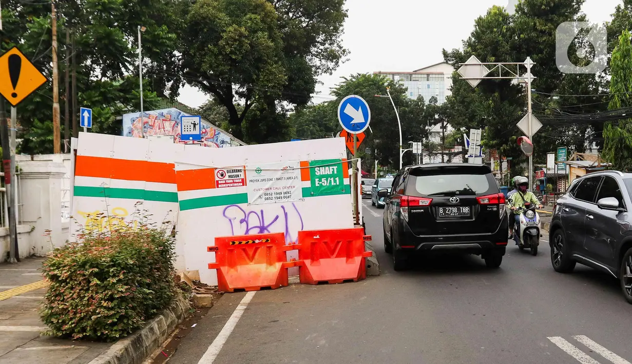 Di sekitar area pengerjaan galian, arus lalu lintas menjadi tersendat bahkan pejalan kaki pun harus ekstra waspada ketika melintas.(Liputan6.com/Herman Zakharia)