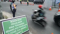 Petugas Dishub Kota Bandung sedang mengurai kendaraan yang melintas di Jalan Jakarta. Rencananya, salah satu jembatan layang (flyover) akan dibangun di sini. (Liputan6.com/Huyogo Simbolon)