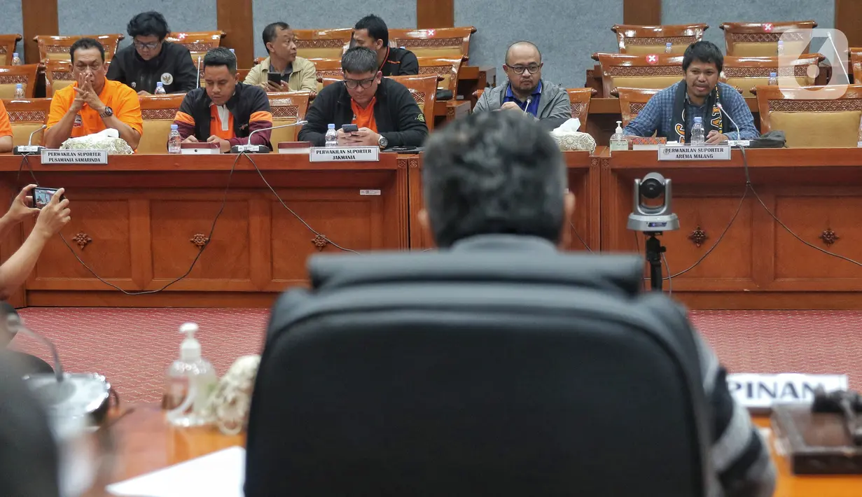 Sejumlah perwakilan suporter sepak bola mengikuti rapat dengar pendapat dengan Komisi X DPR di Kompleks Parlemen, Senayan, Jakarta, Selasa (8/11/2022). Rapat tersebut membahas pengelolaan dan manajemen pertandingan serta perlindungan suporter di dalam Undang-Undang. (Liputan6.com/Angga Yuniar)