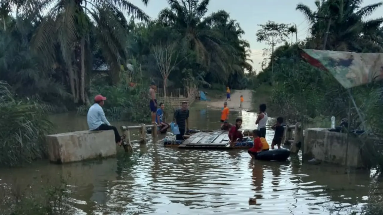 Warga salah satu gampong di Kabupaten Aceh Timur yang dilanda banjir (Liputan6.com/Ist)