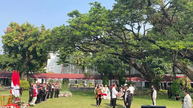 Presiden Jokowi saat menerima atlet dan pelatih Olimpiade Paris di halaman Istana Merdeka, Jakarta, Kamis (15/8/2024). (Liputan6.com/Lizsa Egeham)