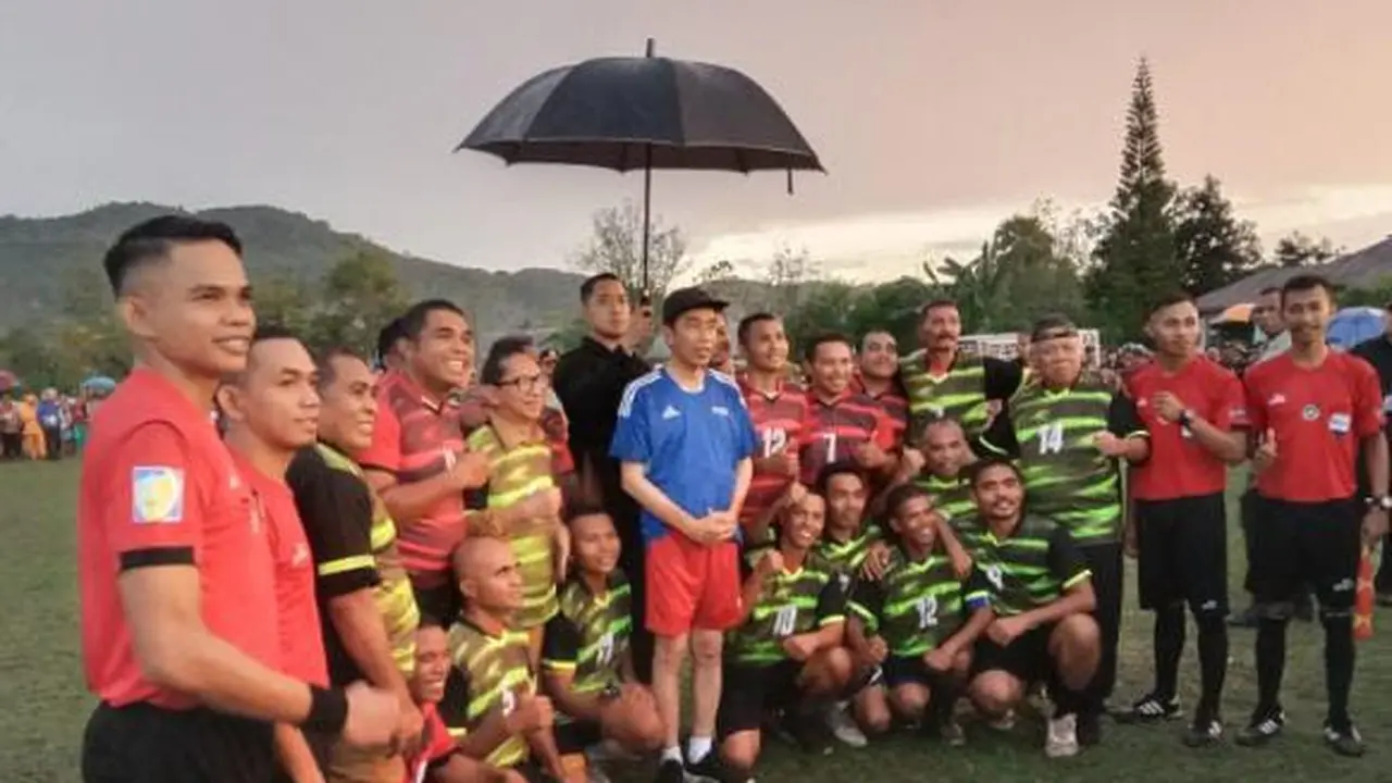 Presiden Jokowi Kunjungi NTT, Main Sepak Bola Hingga Tinjau Rumah Sakit