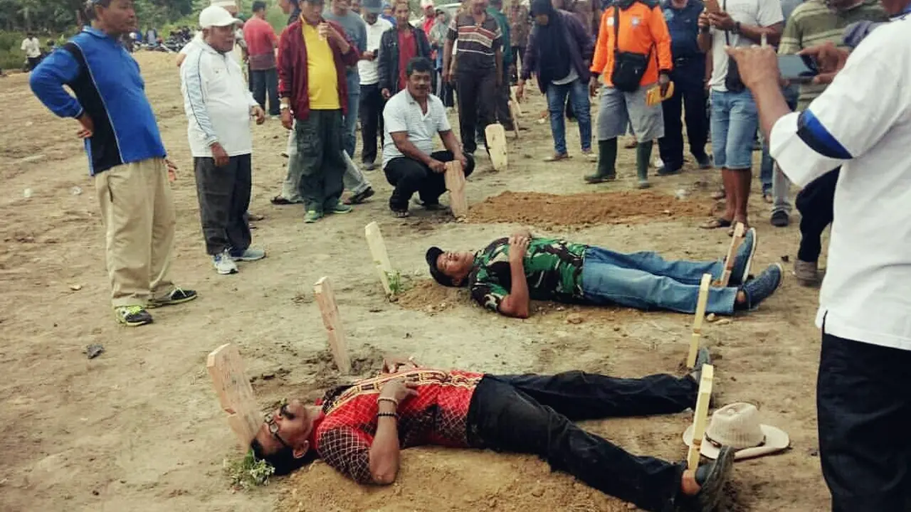 Dugaan Jual Beli Tanah Kuburan Berujung Aksi Baring di Atas Makam