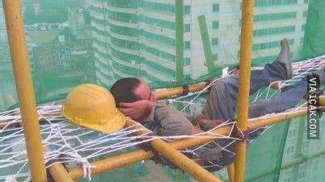 6 Aksi Kuli Bangunan di Atas Ketinggian Ini Penuh Nyali, Bikin Merinding