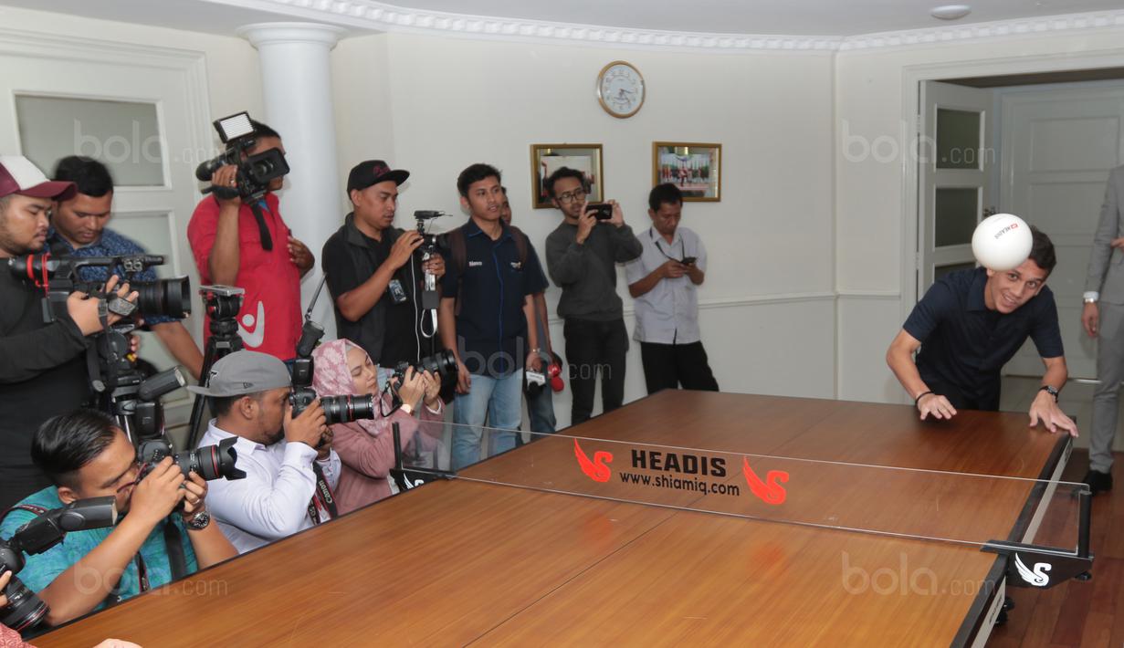 Egy Maulana Vikri beradu skil bermain bola sundul dengan Menpora Imam Nahrawi di Kementrian Pemuda dan Olahraga, Jakarta, (5/1/2018). Egy Maulana memiliki peluang bermain di Eropa tahun 2018. (Bola.com/Nicklas Hanoatubun)