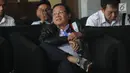 Direktur Utama PT Kereta Api Indonesia Edi Sukmoro duduk menunggu di lobi gedung KPK, Jakarta, Senin (12/08/2019). Edi Sukmoro akan menemui pempinan KPK untuk melakukan konsultasi pencegahan tindak pidana korupsi. (merdeka.com/Dwi Narwoko)