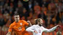 Penyerang Belanda (kiri) beradu bola dengan gelandang Ceko Jaroslav Plasil selama pertandingan Grup A kualifikasi Euro 2016 di Amsterdam, Belanda, Rabu (14/10/2015). Belanda dipastikan tidak bermain pada Euro 2016 nanti. (REUTERS/Toussaint Kluiters)