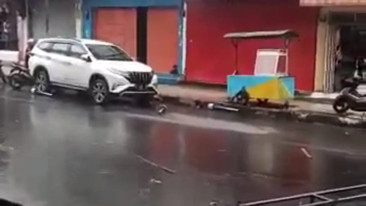 Sejumlah kendaraan dan beberapa infrastruktur atap bangunan di wilayah kecamatan Garut Kota, Kabupaten Garut, nampak terbawa hingga ke bahu jalan akibat sapuan angin puting beliung.