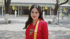 Mengunjungi Keraton Solo, Hana Saraswati tampil menawan dengan mengenakan kebaya merah. Abadikan momen di Keraton Solo yang penuh sejarah, momen ini pun menuai banyak tanggapan dari para penggemar di media sosial Instagramnya.  (Liputan6.com/IG/@hanahaho)