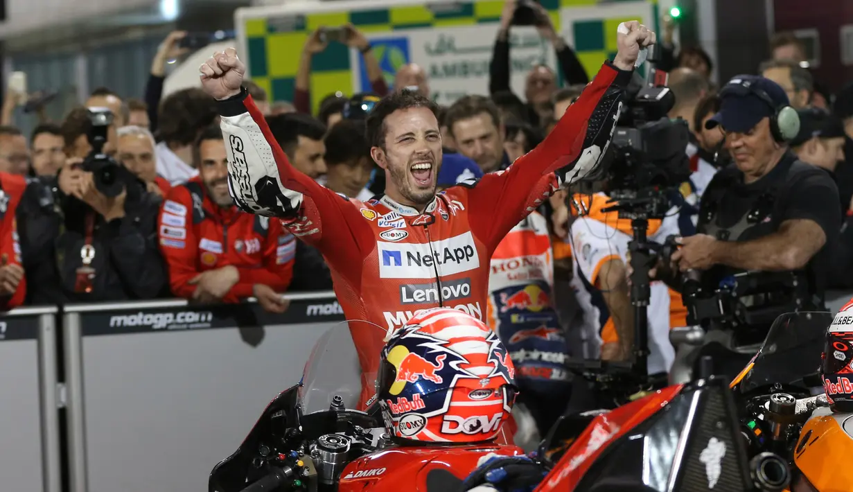 Pembalap Ducati, Andrea Dovizioso berselebrasi usai berhasil memenangkan seri pembuka MotoGP di Sirkuit Internasional Losail di Doha, Qatar (10/3). Ini kemenangan kedua beruntun Dovizioso di MotoGP Qatar. (AP Photo/Hanson Joseph)