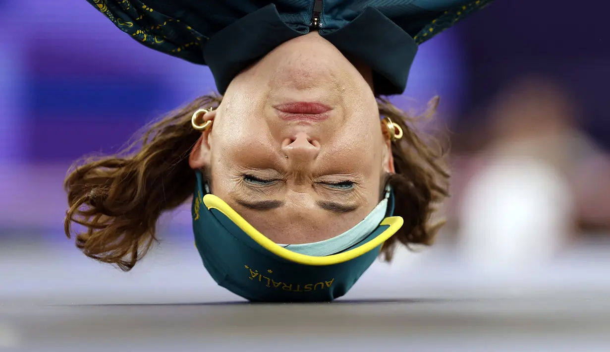 Breaker asal Australia, Rachael Gunn atau dikenal dengan Raygun atau B-Girl Raygun menjadi viral setelah aksinya di Olimpiade Paris 2024. Gerak tariannya yang tak lazim, seperti menirukan lompat kanguru, membuat juri memberinya nilai nol. Hal itu juga membuat dirinya ramai-ramai mendapatkan kritikan di dunia maya. Gerakannya dijadikan lelucon oleh para warganet.