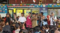Menko PMK Muhadjir Effendy saat mengunjungi pengungsi di Ruang Publik Terpadu Ramah Anak (RPTRA) Rasela, Jakarta Utara, Minggu (5/3/2023). (Merdeka.com/ Nur Habibie)