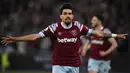 Selebrasi gelandang West Ham United, Lucas Paqueta setelah mencetak gol ke gawang Liverpool pada laga Liga Inggris 2022/2023 di London Stadium, London (26/4/2023). Lucas Paqueta. sejatinya Lucas Paqueta adalah incaran Manchester City sebelum Kevin De Bruyne mengalami cedera. Namun tawaran The Citizens ditolak kubu West Ham sebagai pemilik. Dengan kondisi darurat seperti sekarang, Man City diyakini akan segera menaikkan tawaran untuk mendapatkan Lucas Paqueta. (AFP/Ben Stansall)