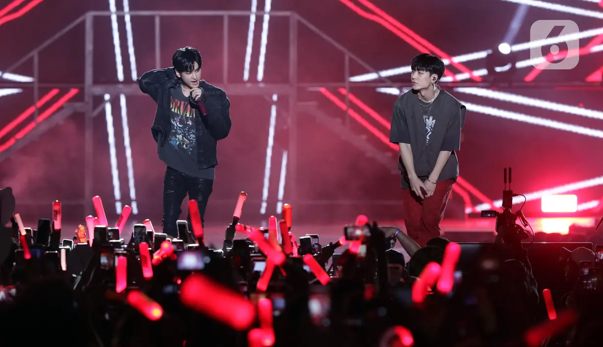 Kelompok penyanyi pria asal Korea Selatan, iKON saat tampil di panggung JISPHORIA yang digelar di Jakarta International Stadium (JIS), Sabtu (1/10/2022). iKON tampil membawakan lagu-lagu hitnya di panggung JISPHORIA. (Liputan6.com/Helmi Fithriansyah)