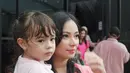 Asmirandah tampak datang bersama sang putri tercinta untuk memberikan dukungan kepada Irish Bella. Bahkan, penampilan ibu dan anak ini juga curi perhatian netizen. (Liputan6.com/IG/@asmirandah89)