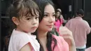 Asmirandah tampak datang bersama sang putri tercinta untuk memberikan dukungan kepada Irish Bella. Bahkan, penampilan ibu dan anak ini juga curi perhatian netizen. (Liputan6.com/IG/@asmirandah89)