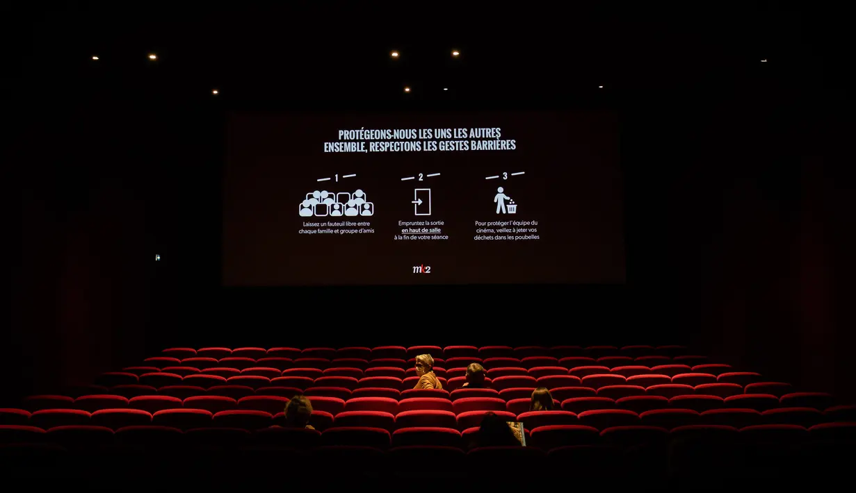 Langkah-langkah pencegahan ditampilkan di layar sebelum pemutaran film di sebuah bioskop di Paris, Prancis (22/6/2020). Prancis, yang melonggarkan lockdown nasional secara bertahap mulai 11 Mei, memasuki fase pelonggaran baru pada Senin (22/6). (Xinhua/Aurelien Morissard)