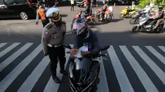 Polisi memberhentikan pengendara sepeda motor saat penyekatan masa PPKM Darurat di Perempatan Fatmawati, Jakarta, Senin (12/7/2021). Penyekatan berlangsung hingga pukul 10.00 WIB. (merdeka.com/Arie Basuki)