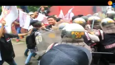 Para mahasiswa menuntut Bupati dan Wakil Bupati Sumenep untuk segera mengevaluasi kinerja delapan organisasi perangkat daerah.