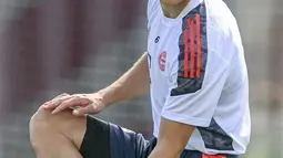 Pemain Bayern Munchen Joshua Kimmich melakukan pemanasan saat sesi latihan di tempat latihan klub di Munchen, Jerman, 13 September 2021. Bayern Munchen akan menghadapi Barcelona pada pertandingan Grup E Liga Champions. (CHRISTOF STACHE/AFP)