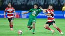 Pemain Persebaya Surabaya, Toni Firmansyah, berebut bola dengan pemain Madura United, Jordy Wehrmann pada lanjutan BRI Super League 2025/2026 di Stadion Gelora Bung Tomo Jumat (17/4/2026). (Bola.com/M Iqbal Ichsan)