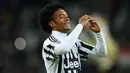 2. Juan Cuardrado, musim lalu dibuang pelatih Chelsea kala itu, Jose Mourinho ke Juventus karena gagal bersinar. Namun menurut Standart Sport, gelandang ini akan kembali ke London karena keinginan Antonio Conte. (AFP/Marco Bertorello)