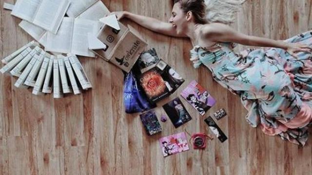 Kreatif, Wanita Ini Gunakan Koleksi Bukunya Untuk Bergaya Layaknya Superhero