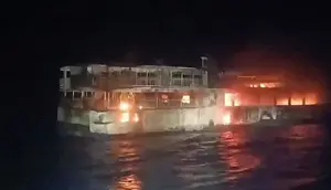 Kapal Feri Terbakar Hebat di Filipina, 5 Orang Tewas dan 87 Lainnya Hilang