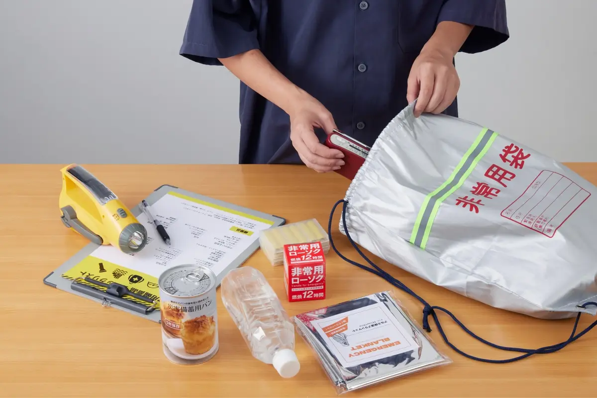 menyiapkan emergency kit sebagai perlengkapan wajib selama berkendara.